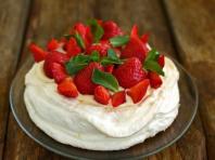 Jak ozdobit dort ovocem: tipy a triky pro zdobení domácího pečiva