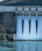 Jakie są zalety i wady elektrowni wodnych w porównaniu z termicznymi?