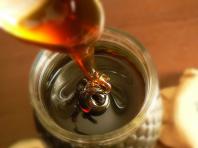 Miel de melaza Composición de la miel: melaza de pino con madera muerta